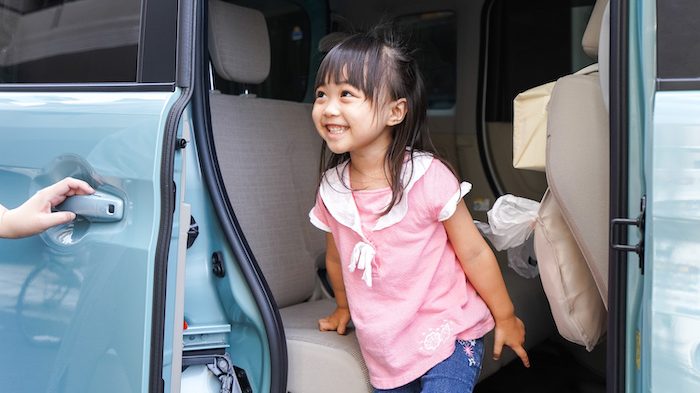 車に乗る子供