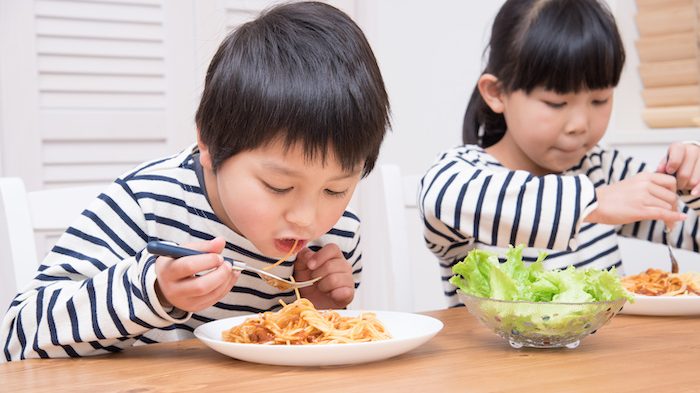 パスタを食べる子供