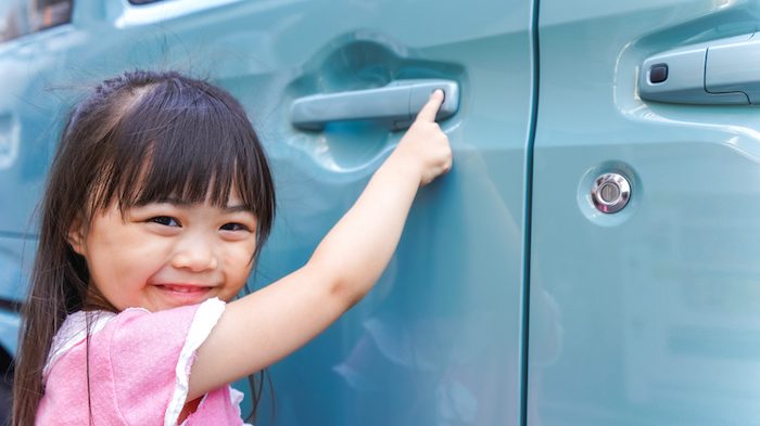 車に乗る子供