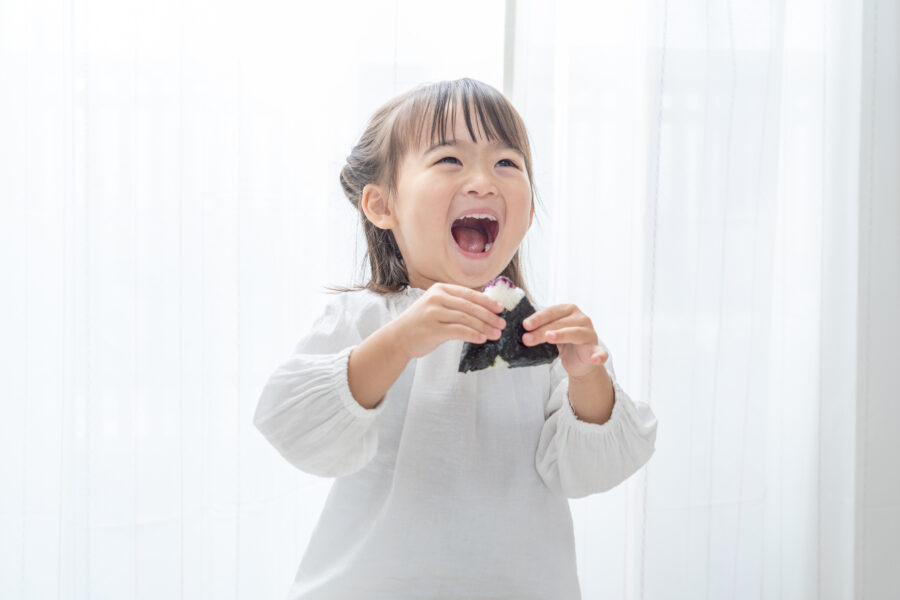 おにぎりを食べる子供